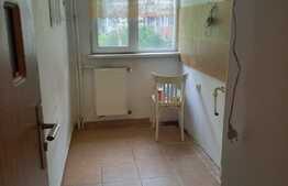 Apartament de 3 camere, 45 mp, semidecomandat, Craiovita Noua