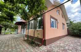  2 Case individuale 100 mp, teren 5000 mp, aproape de oras