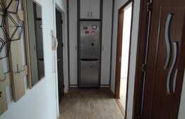 Apartament cu 3 camere, etaj intermediar , Zona Cornitoiu