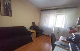 Garsoniera, etaj intermediar, zona Posta Rovine