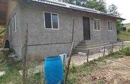 Casa la roșu, 2 camere, 100 mp, teren 2000 mp, comuna Sopot