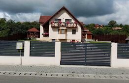 Casa eleganta cu 5 dormitoare, living, 2 bucatarii si 3 bai