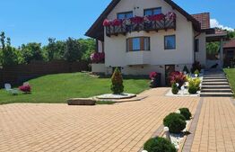 Casa eleganta cu 5 dormitoare, living, 2 bucatarii si 3 bai