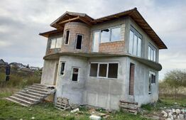 Casa la rosu cu Teren 12000 mp