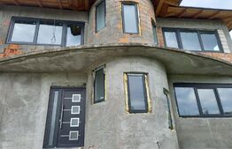 Casa la rosu cu Teren 12000 mp