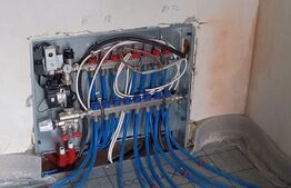 Casa la rosu cu Teren 12000 mp