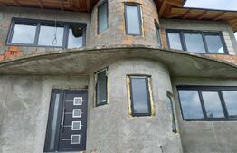 Casa la rosu cu Teren 12000 mp