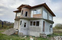 Casa la rosu cu Teren 12000 mp