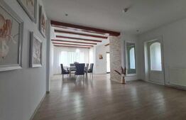 Casa eleganta cu 5 dormitoare, living, 2 bucatarii si 3 bai