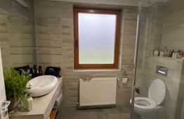 Casa eleganta cu 5 dormitoare, living, 2 bucatarii si 3 bai