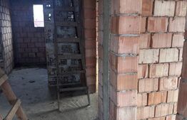 Casă de vânzare la roșu, Cășeiu – 250 mp utili și teren generos de 1.553 mp