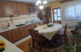 Casă de vanzare, cu 6 camere, 200 mp, zona centrala-Dej