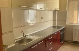 Apartament de 3 camere, 2 bai si balcon inchis, etaj intermediar