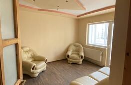 Apartament de 3 camere, 2 bai si balcon inchis, etaj intermediar