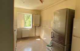 Apartament de 3 camere, 2 bai si balcon inchis, etaj intermediar
