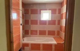 Apartament de 3 camere, 2 bai si balcon inchis, etaj intermediar