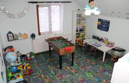 Casa de vanzare, cu 5 camere, 232 mp, în zona Tâmpa