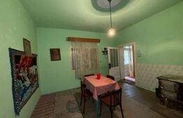 Casa de vanzare, cu 2 camere, 120 mp + teren de 1207 mp, zona Cărăstău