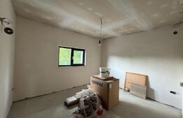 Jumatate de duplex cu 4 camere, 130 mp, in Deva