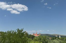 Casa cu 2 camere si cu o superba priveliste spre Castelul Corvinilor Hunedoara 