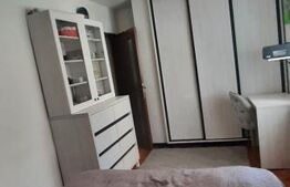 Apartament 2 camere, central, parter – mobilat și utilat – cu balcon generos!