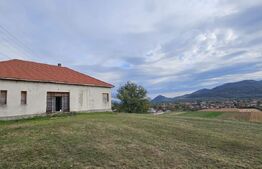 Vila la roșu, 240 mp, teren 93.000 mp - Șoimuș