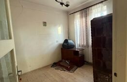 Casa de vanzare, cu 3 camere, doua bucatarii+teren in Simeria