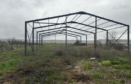 Teren INTRAVILAN generos + 2 hale metalice 