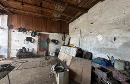 Casa de vanzare pe un teren 2500 mp, strada inchisa, utilitati, atelier + garaje