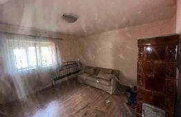 Casa de vanzare pe un teren 2500 mp, strada inchisa, utilitati, atelier + garaje