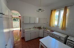 Casă spațioasă cu 6 camere, teren 700 mp, garaj și terasă