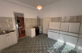 Casă spațioasă cu 6 camere, teren 700 mp, garaj și terasă