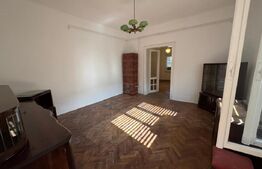 Casă spațioasă cu 6 camere, teren 700 mp, garaj și terasă