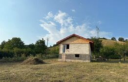 Casă la roșu de vânzare în Chimindia, teren de 1.400 mp, acces 2 drumuri