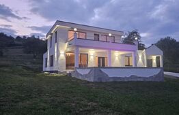 Casă nouă, independentă energetic, in stil mediteranean în mijlocul naturii