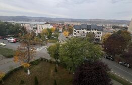 Apartament cu 3 camere si balcon, 50 mp. gata de renovat pe stilul propriu.