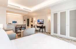 STUNNING STUDIO , TOP FLOOR - VACANT