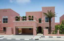 5 Bedroom Villa, 382 mp, with garden