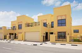 5 Bedroom Villa, 382 mp, with garden