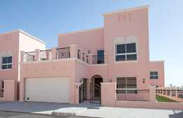 5 Bedroom Villa, 382 mp, with garden