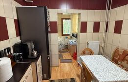 Apartament 3 camere, decomandat, etaj 2/4, 64.70 mp, zona Piata Centrala 