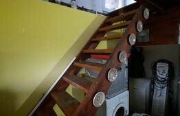 Casa tip cabana si 1500 mp teren, la asfalt, Grajduri