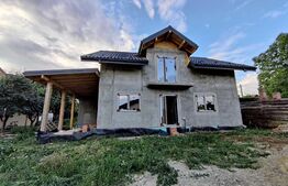 Casa la rosu 5 camere, 180 mp, Bucium