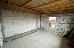 Casa cu etaj, la rosu, 4 camere, 128 mp utili, teren 651 mp, in zona Ciurea