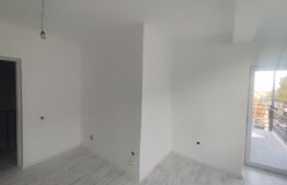 Casa tip triplex, 77 mp, 220 mp teren, curte separata, Horpaz