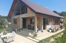 Casa de vacanta, langa padure, teren de 1740 mp, Padureni