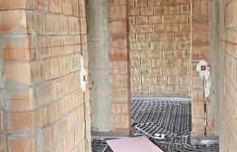 Casa la rosu, 4 camere, terasa mare cu vedere foarte frumoasa, zona Visan