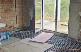 Casa la rosu, 4 camere, terasa mare cu vedere foarte frumoasa, zona Visan