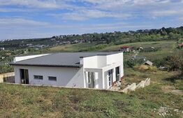 Casa la rosu, 4 camere, terasa mare cu vedere foarte frumoasa, zona Visan