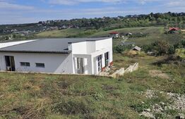 Casa la rosu, 4 camere, terasa mare cu vedere foarte frumoasa, zona Visan